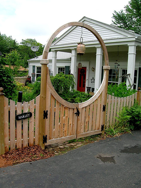 Wooden Halo over a double gate by Elyria Fence Inc
